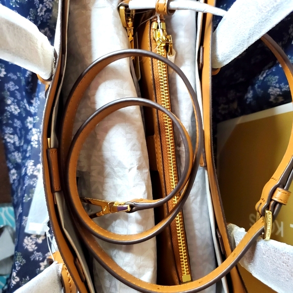 Michael Kors Vanilla Monogram - Picture 9 of 9